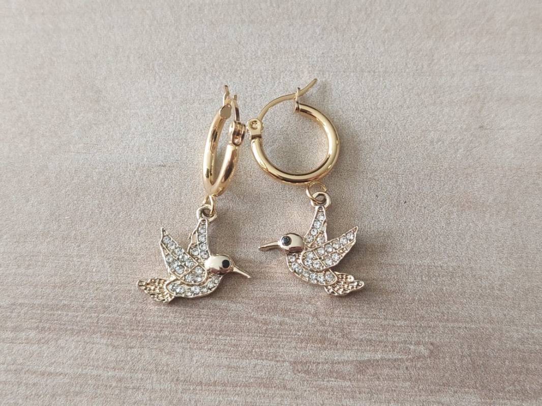 ARO DE ACERO DORADO ARGOLLA 15 MM CON DIJE COLIBRÍ CON STRASS BLANCO