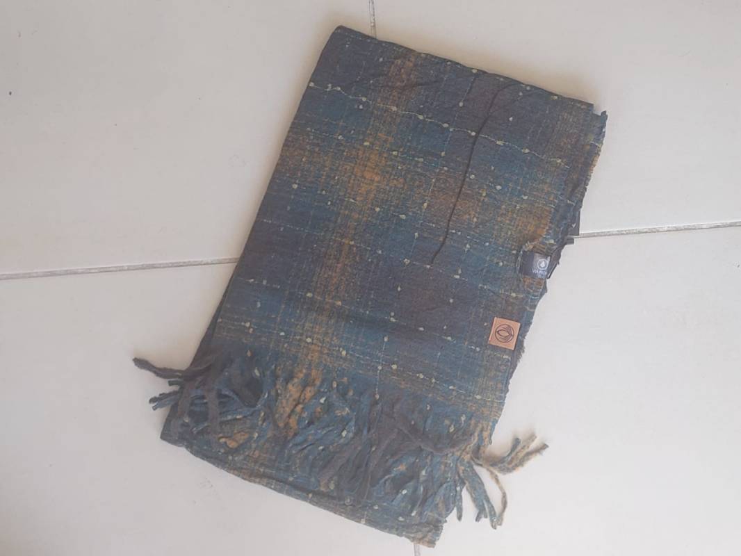 BUFANDA LANA FRIZADA ESCOCESA TIPO TELAR DETALLE PETROLEO Y MAIZ. TAMAÑO 65 x 190 CM
