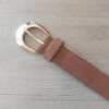 CINTO DAMA SÍMIL GAMUZA COLOR CAMEL CON HEBILLA DORADA OVAL