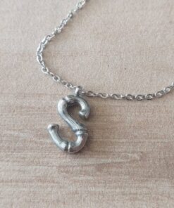 DIJE DE ACERO INICIAL S CON TEXTURA Y CADENA ESPEJITO 40CM + EXT DE 4 CM . TAMAÑO APROXIMADO 12 X 15 MM