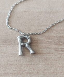 DIJE DE ACERO INICIAL R CON TEXTURA Y CADENA ESPEJITO 40CM + EXT DE 4 CM . TAMAÑO APROXIMADO 12 X 15 MM