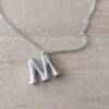 DIJE DE ACERO INICIAL M CON TEXTURA Y CADENA ESPEJITO 40CM + EXT DE 4 CM . TAMAÑO APROXIMADO 15 X 19 MM
