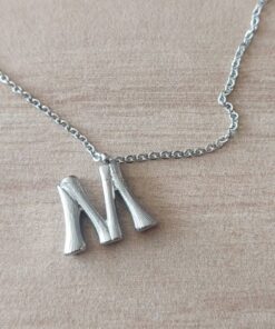 DIJE DE ACERO INICIAL M CON TEXTURA Y CADENA ESPEJITO 40CM + EXT DE 4 CM . TAMAÑO APROXIMADO 15 X 19 MM