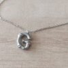 DIJE DE ACERO INICIAL G CON TEXTURA Y CADENA ESPEJITO 40CM + EXT DE 4 CM . TAMAÑO APROXIMADO  X 15 MM