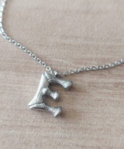 DIJE DE ACERO INICIAL E CON TEXTURA Y CADENA ESPEJITO 40CM + EXT DE 4 CM . TAMAÑO APROXIMADO  12 X 15 MM