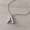 DIJE DE ACERO INICIAL A CON TEXTURA Y CADENA ESPEJITO 40CM + EXT DE 4 CM . TAMAÑO APROXIMADO 12 X 15 MM