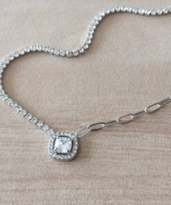 COLGANTE DE ACERO CADENA ESLABÓN FORCET COMBINADA CON CADENA DE STRASS Y DIJE CON DIJE CENTRAL CUADRADO CON STRASS. LARGO 40 + 5 CM EXT.