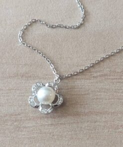 COLGANTE DE ACERO ESLABÓN ESPEJITO CON DIJE FLOR CON STRASS Y PERLA. LARGO CADENA 40 CM + 5 CM EXT.