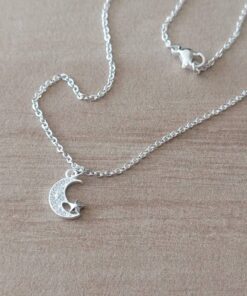 COLGANTE DE ACERO BLANCO ESLABÓN ESPEJITO 0.4 CON DIJE LUNA CON ESTRELLA CON MICROPAVE. LARGO 45 CM.