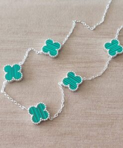 COLGANTE DE ACERO BLANCO ESLABÓN ESPEJITO CON DIJES TIPO VAN CLEEF COLOR VERDE. LARGO 40 CM + 5 CM EXT.