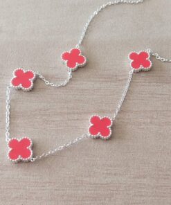 COLGANTE DE ACERO BLANCO ESLABÓN ESPEJITO CON DIJES TIPO VAN CLEEF COLOR ROJO. LARGO 40 CM + 5 CM EXT.