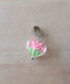 DIJE DE ACERO CORAZON VITROFUSION CON TULIPAN RESINADO FUCSIA. MEDIDA 10 X 15  MM