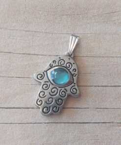 DIJE DE ACERO MANO DE FATIMA CON OJO DE GATO CELESTE. TAMAÑO 20 X 25 MM