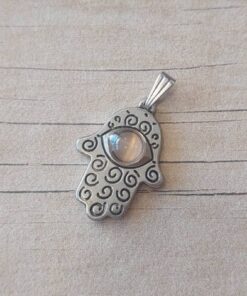 DIJE DE ACERO MANO DE FATIMA CON OJO DE GATO BEIGE. 20 X 25 MM
