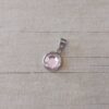 DIJE DE ACERO PASTILLA ACRÍLICO SÍMIL STRASS ROSA 8 MM.