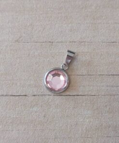 DIJE DE ACERO PASTILLA ACRÍLICO SÍMIL STRASS ROSA 8 MM.