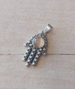 DIJE DE ACERO MANO DE FATIMA CON OJO DE GATO BEIGE. TAMAÑO 12 X 20 MM