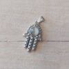 DIJE DE ACERO MANO DE FATIMA CON OJO DE GATO BLANCO. TAMAÑO 12 X 20 MM