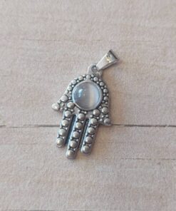 DIJE DE ACERO MANO DE FATIMA CON OJO DE GATO BLANCO. TAMAÑO 12 X 20 MM