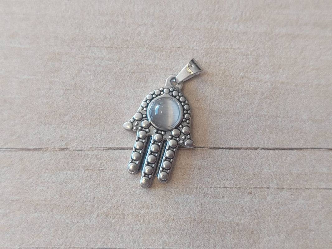 DIJE DE ACERO MANO DE FATIMA CON OJO DE GATO BLANCO. TAMAÑO 12 X 20 MM