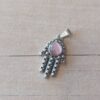 DIJE DE ACERO MANO DE FATIMA CON OJO DE GATO ROSA. TAMAÑO 12 X 20 MM