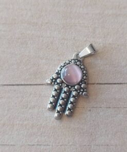 DIJE DE ACERO MANO DE FATIMA CON OJO DE GATO ROSA. TAMAÑO 12 X 20 MM