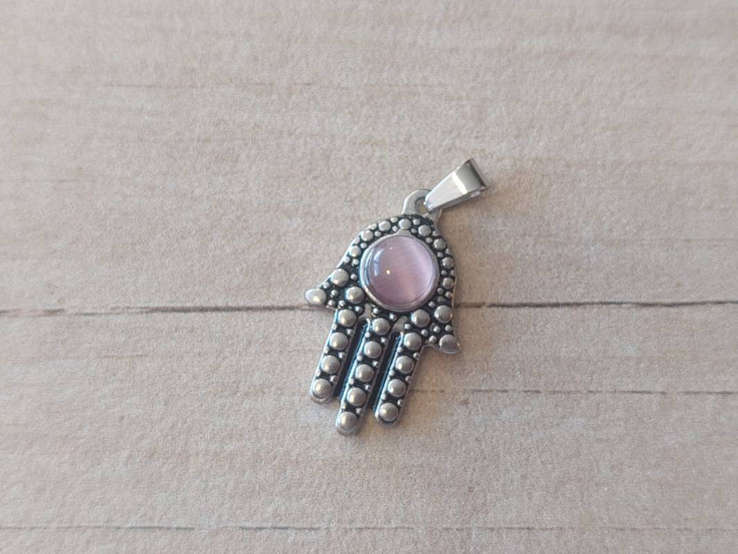 DIJE DE ACERO MANO DE FATIMA CON OJO DE GATO ROSA. TAMAÑO 12 X 20 MM