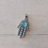 DIJE DE ACERO MANO DE FATIMA CON OJO DE GATO CELESTE. TAMAÑO 12 X 20 MM