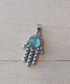 DIJE DE ACERO MANO DE FATIMA CON OJO DE GATO CELESTE. TAMAÑO 12 X 20 MM