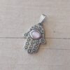 DIJE DE ACERO MANO DE FATIMA CON OJO DE GATO ROSA. TAMAÑO 20 X 25 MM
