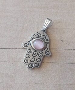 DIJE DE ACERO MANO DE FATIMA CON OJO DE GATO ROSA. TAMAÑO 20 X 25 MM