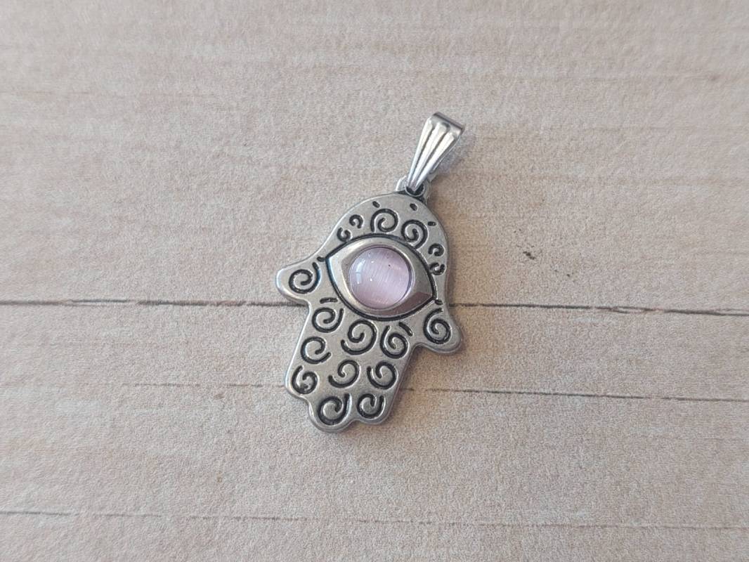 DIJE DE ACERO MANO DE FATIMA CON OJO DE GATO ROSA. TAMAÑO 20 X 25 MM