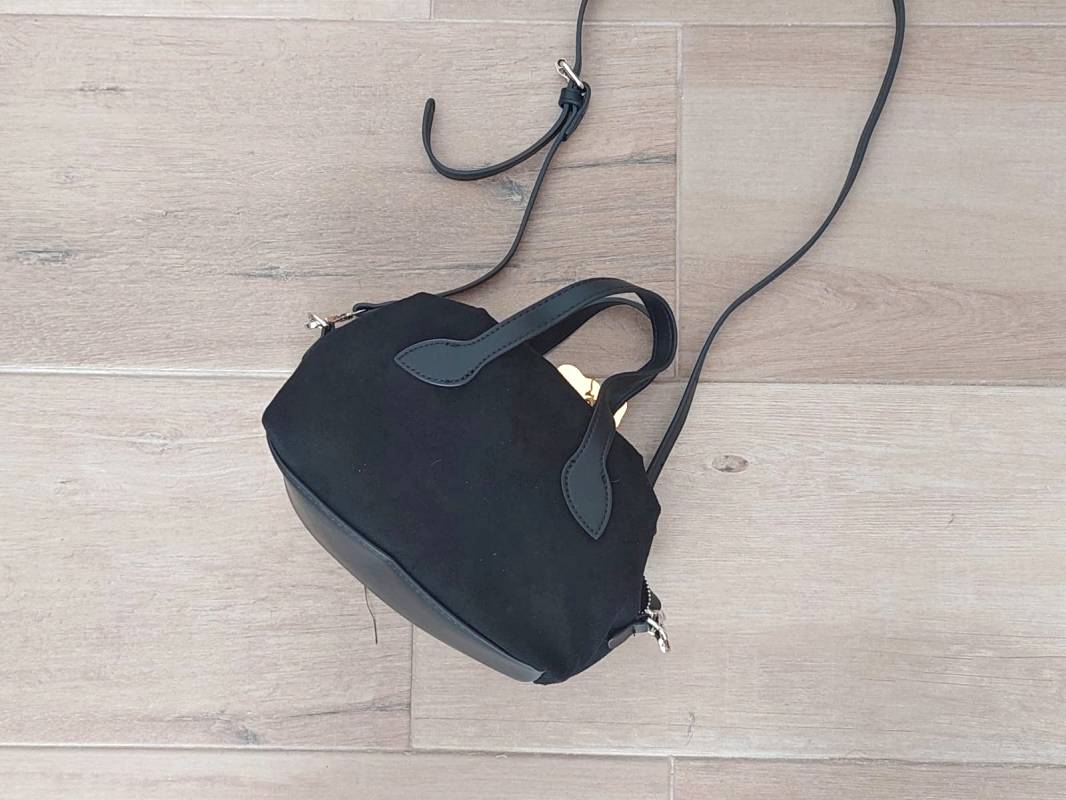 CARTERA TIPO BANDOLERA SÍMIL GAMUSA 23 X 15 X 10 CM