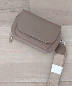 CARTERA TIPO BANDOLERA COLOR KHAKI CON DOBLE CIERRE Y MÚLTIPLES COMPARTIMENTOS 21 X 13 X 6 CM