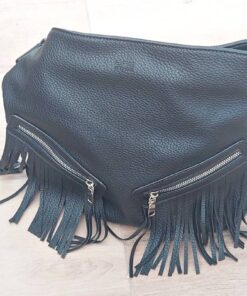 CARTERA TIPO MORRAL CON FLECOS Y CIERRES FRONTALES NEGRA 30 X 27 X 10 CM