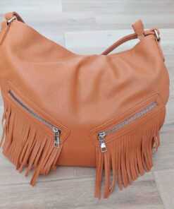 CARTERA TIPO MORRAL CON FLECOS Y CIERRES FRONTALES SUELA (BROWN) 30 X 27 X 10 CM