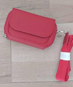 CARTERA TIPO BANDOLERA COLOR BORDO CON DOBLE CIERRE Y MÚLTIPLES COMPARTIMENTOS 21 X 13 X 6 CM