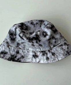 GORRO PILUSO ESTAMPADO BATIK BLANCO Y NEGRO, REVERSIBLE NEGRO LISO