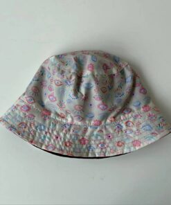 GORRO PILUSO ESTAMPADO FONDO BEIGE, REVERSIBLE NEGRO LISO