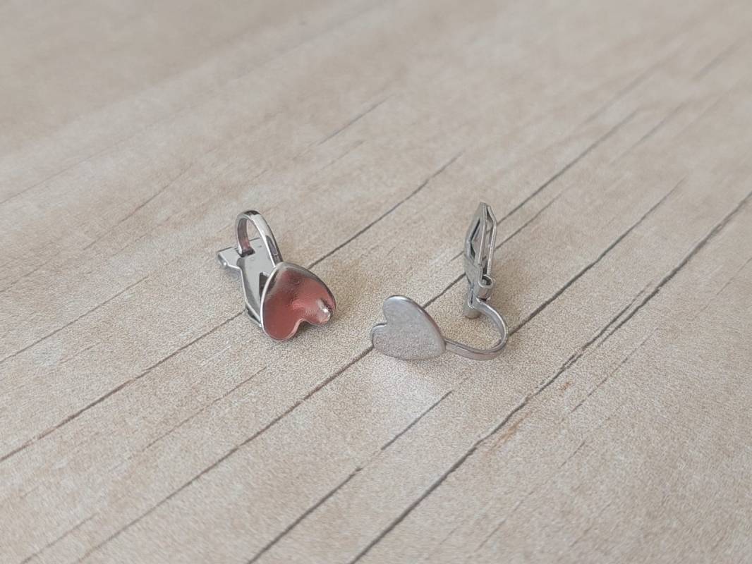 ARO DE ACERO CLIP CON CORAZÓN LISO.
