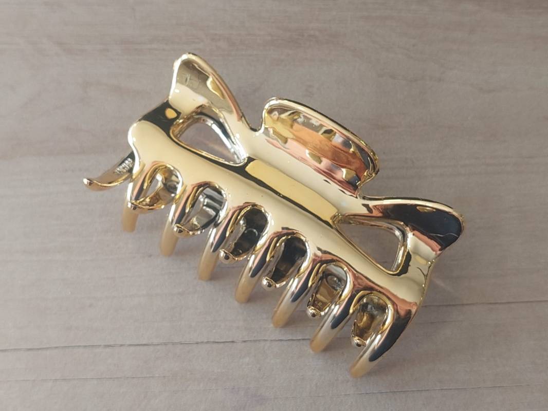 PACK X 12 BROCHES DE PLASTICO DORADO. TAMAÑO 90 X 50 MM