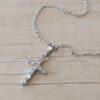 COLGANTE DE ACERO CADENA ESLABÓN ESPEJITO CON DIJE CRUZ CON STRASS BLANCO. LARGO 45 CM
