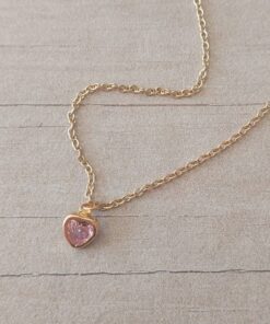 COLGANTE DE ACERO DORADO ESLABÓN ESPEJITO 0.4 CON DIJE CORAZÓN CUBIK ROSA. LARGO 40 CM EXT