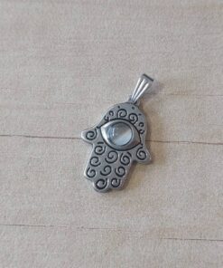 DIJE DE ACERO MANO DE FATIMA CON OJO DE GATO BLANCO. TAMAÑO 20 X 25 MM