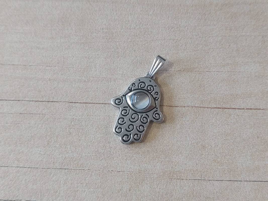 DIJE DE ACERO MANO DE FATIMA CON OJO DE GATO BLANCO. TAMAÑO 20 X 25 MM