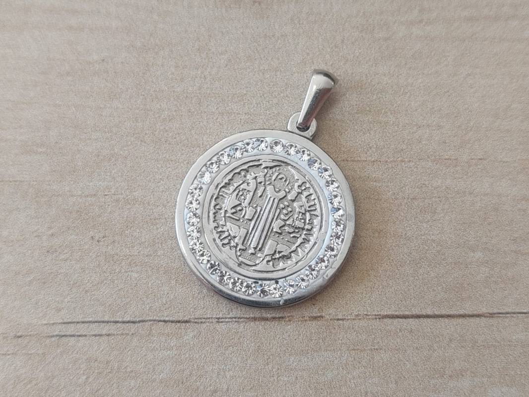 DIJE DE ACERO MEDALLA SAN BENITO CON STRASS ALREDEDOR. TAMAÑO 25 MM