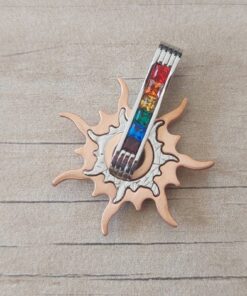 DIJE DE ACERO Y ACERO ROSE SOL CENTRO AZUL Y SUJETADOR PASA CADENA CON STRASS CUADRADOS MULTICOLOR. MEDIDAS 32 X 38 MM