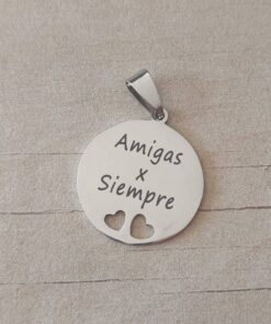 DIJE DE ACERO "AMIGAS X SIEMPRE" CON CORAZONES CALADOS. TAMAÑO 25 MM