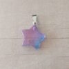 DIJE DE ACERO PIEDRA DEGRADE DE AZUL A FUCSIA EN FORMA DE ESTRELLA. 20 MM