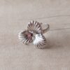 ANILLO DE ACERO FLOR CON PETALOS DE OSTRA UNICA MEDIDA (ABIERTO)